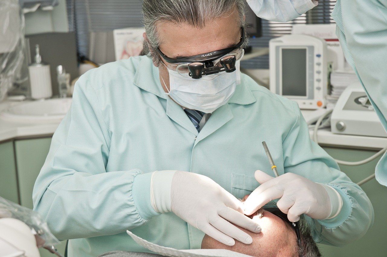Jakie narzędzia są niezbędne w każdym gabinecie stomatologicznym?
